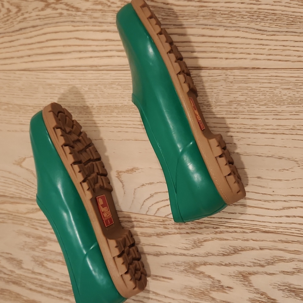 Women’s Green Slip-On Platform Shoes - Picture 3 of 6